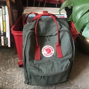 fjallraven kanken bookbag in forest green / ox red